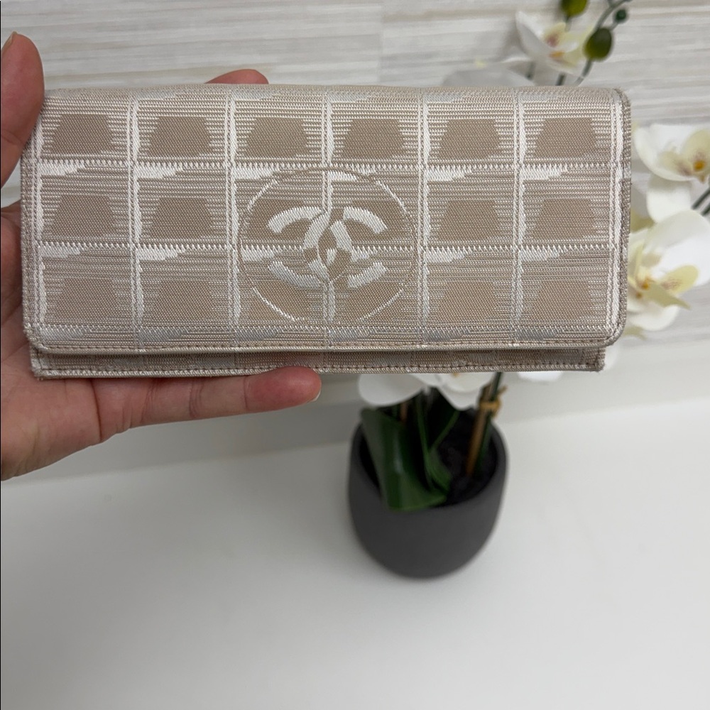 CHANEL Beige and Cream Quilted Logo Key & Card Holder - Picture 15 of 16